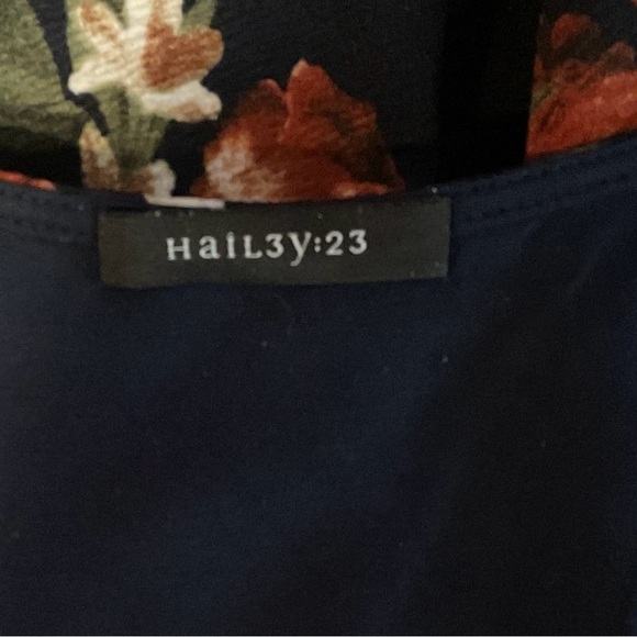 NAVY WITH FLORAL PATTERN WOMENS SIZE SMALL SLEEVELESS DRESS GENTLY WORN - Picture 3 of 3